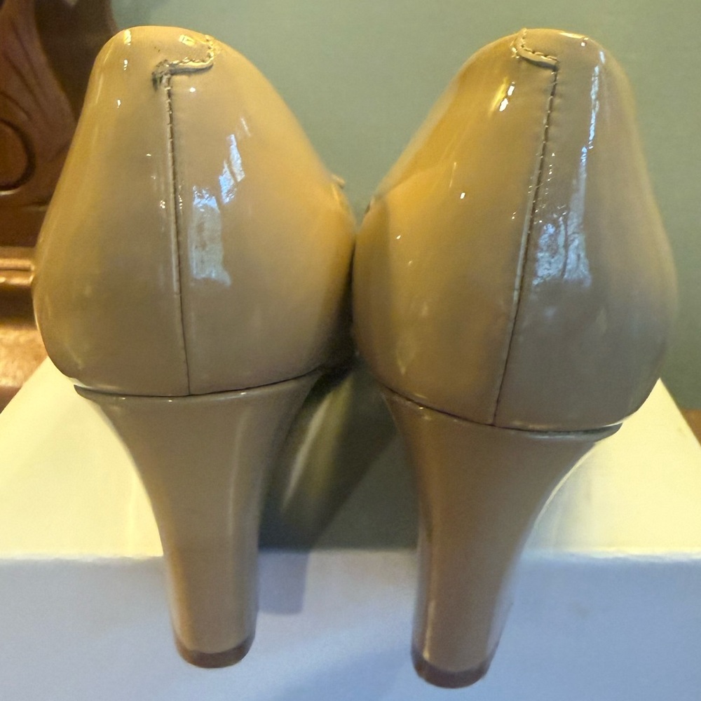Tory Burch Patent Leather Tan Gold Peep-Toe Bow Wedges Size 7.5 - Picture 7 of 14
